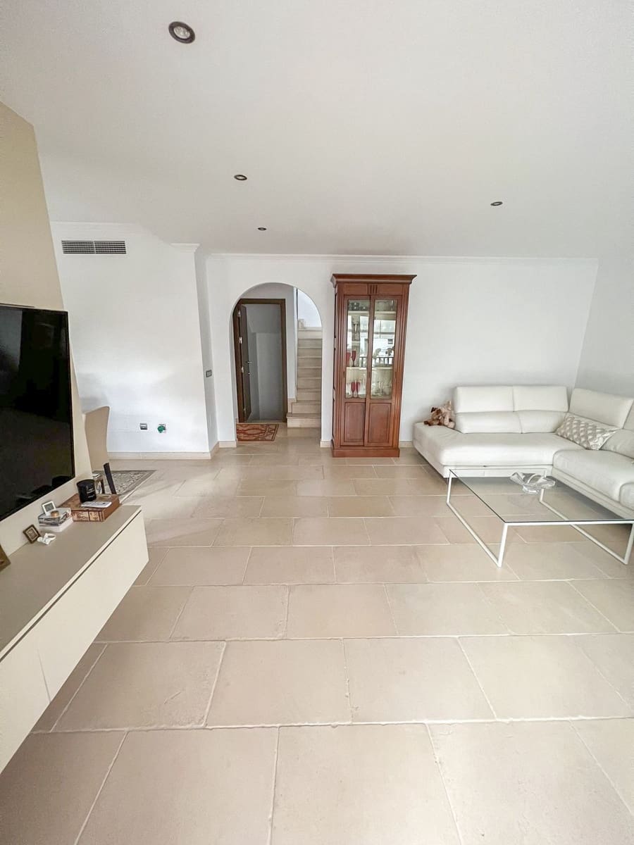 4 soveværelse Byhus til salg i Nueva Andalucia med swimmingpool garage - € 950.000 (Ref: 7989343)