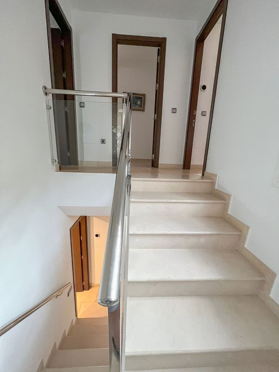 4 soveværelse Byhus til salg i Nueva Andalucia med swimmingpool garage - € 950.000 (Ref: 7989343)