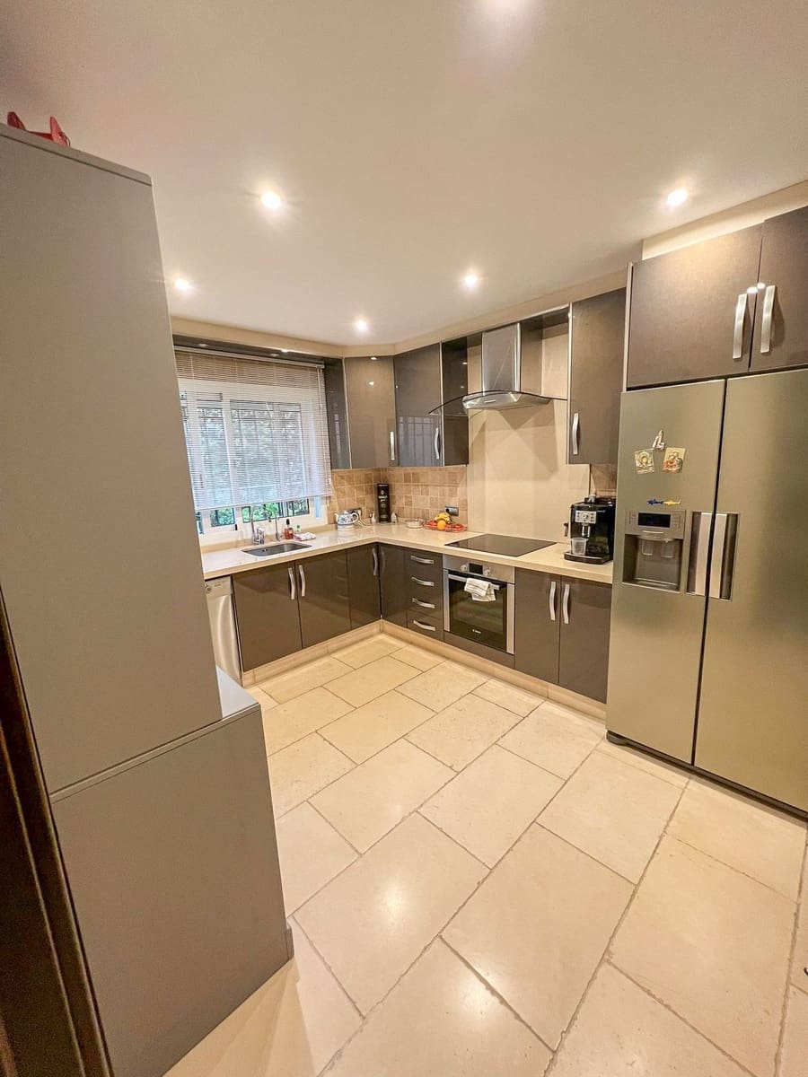 4 soveværelse Byhus til salg i Nueva Andalucia med swimmingpool garage - € 950.000 (Ref: 7989343)