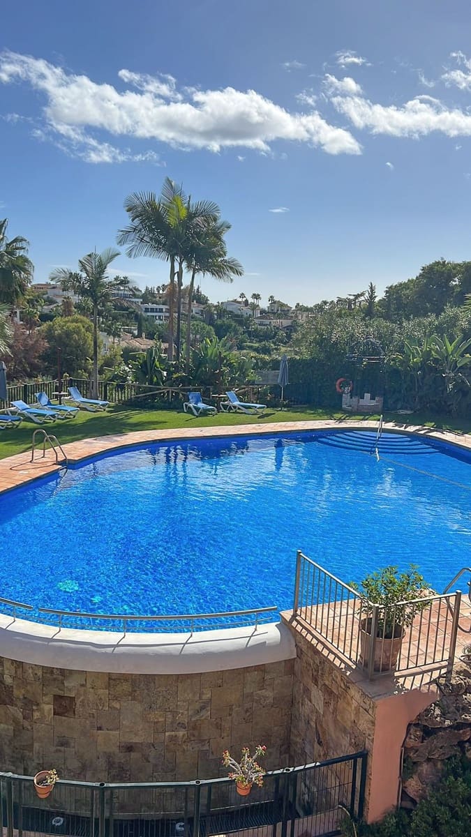 4 soveværelse Byhus til salg i Nueva Andalucia med swimmingpool garage - € 950.000 (Ref: 7989343)