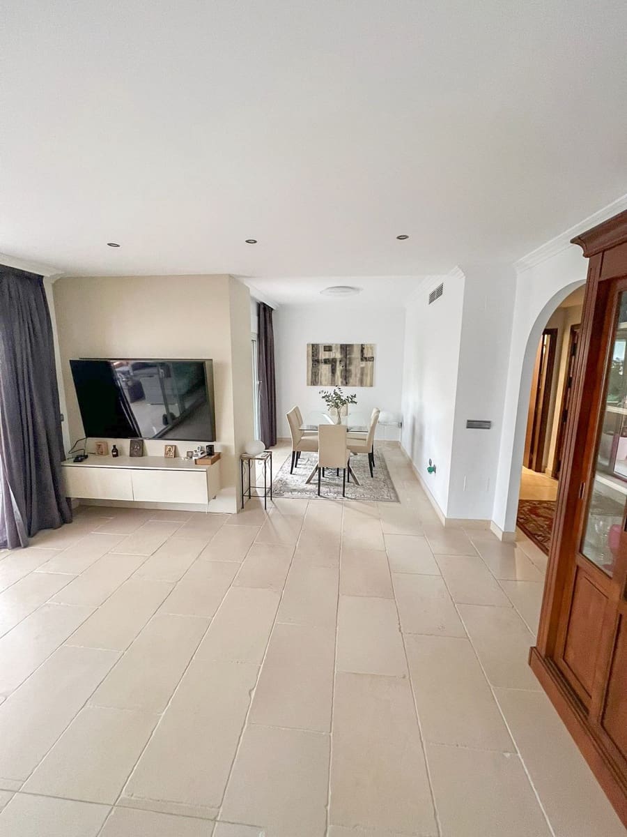 4 soveværelse Byhus til salg i Nueva Andalucia med swimmingpool garage - € 950.000 (Ref: 7989343)