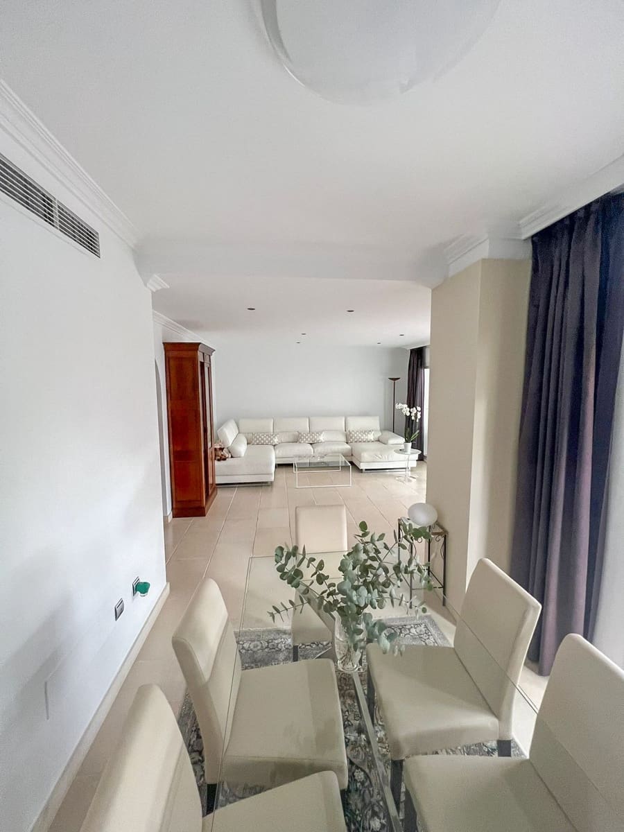 4 soveværelse Byhus til salg i Nueva Andalucia med swimmingpool garage - € 950.000 (Ref: 7989343)