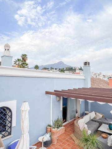 4 makuuhuone Omakotitalo myytävänä paikassa Nueva Andalucia, Marbella mukana uima-altaan 
autotalli - 950 000 € (Ref: 7989343)