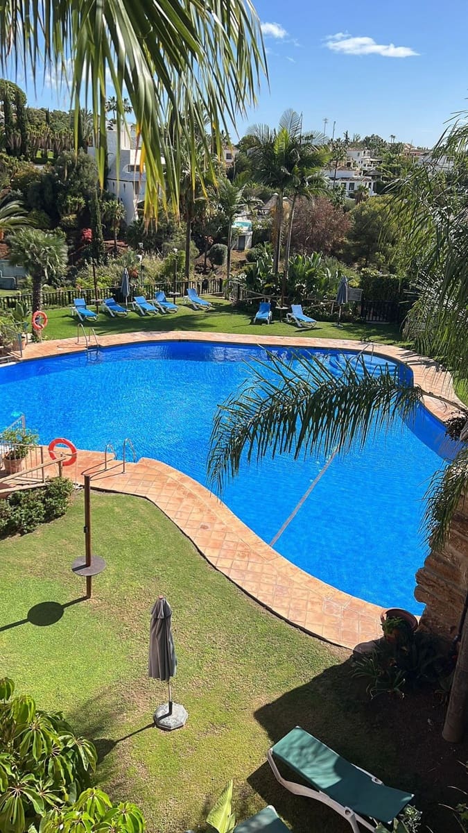 4 soveværelse Byhus til salg i Nueva Andalucia med swimmingpool garage - € 950.000 (Ref: 7989343)