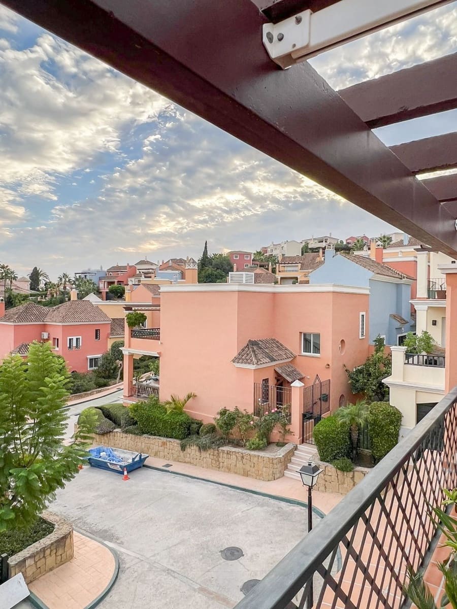 4 soveværelse Byhus til salg i Nueva Andalucia med swimmingpool garage - € 950.000 (Ref: 7989343)