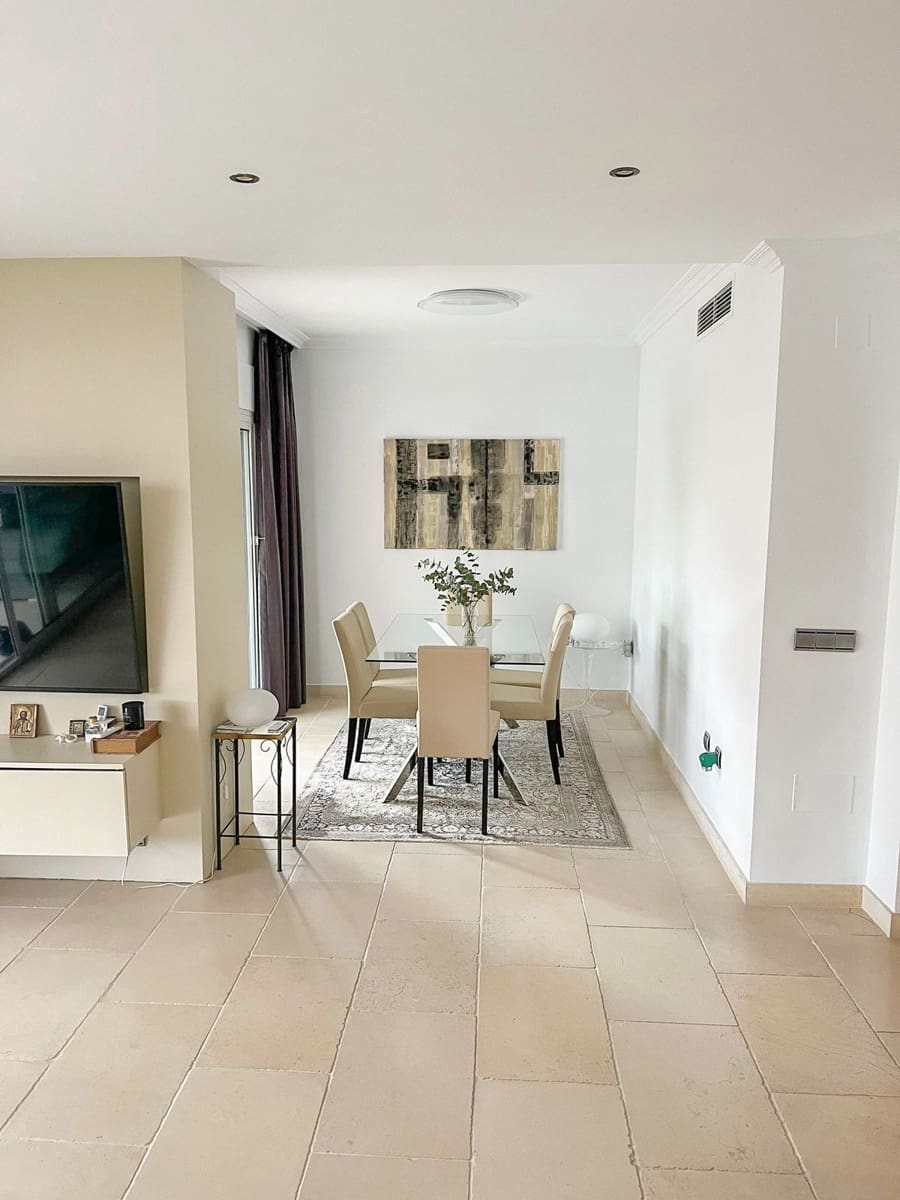 4 soveværelse Byhus til salg i Nueva Andalucia med swimmingpool garage - € 950.000 (Ref: 7989343)