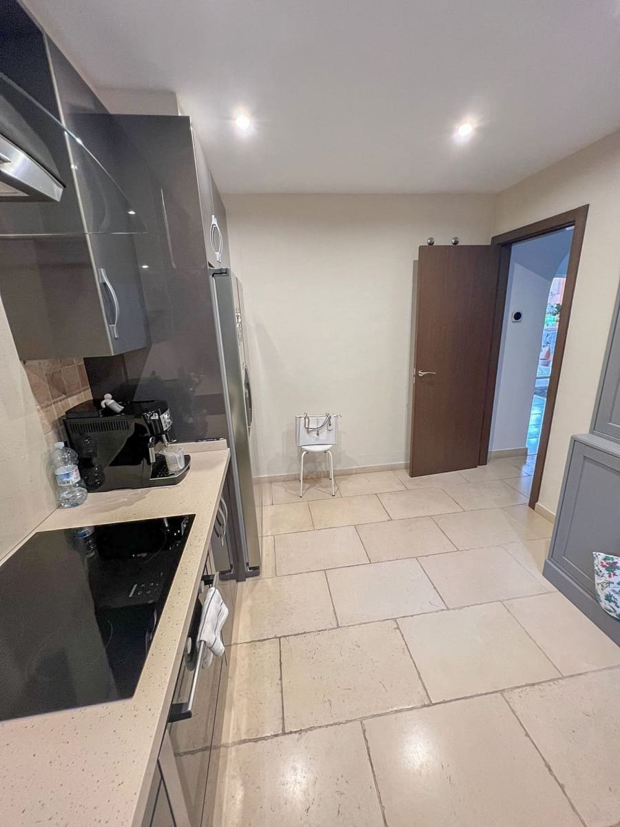 4 soveværelse Byhus til salg i Nueva Andalucia med swimmingpool garage - € 950.000 (Ref: 7989343)