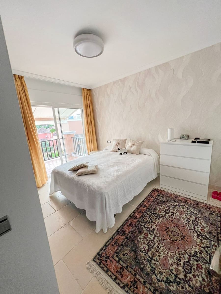 4 soveværelse Byhus til salg i Nueva Andalucia med swimmingpool garage - € 950.000 (Ref: 7989343)