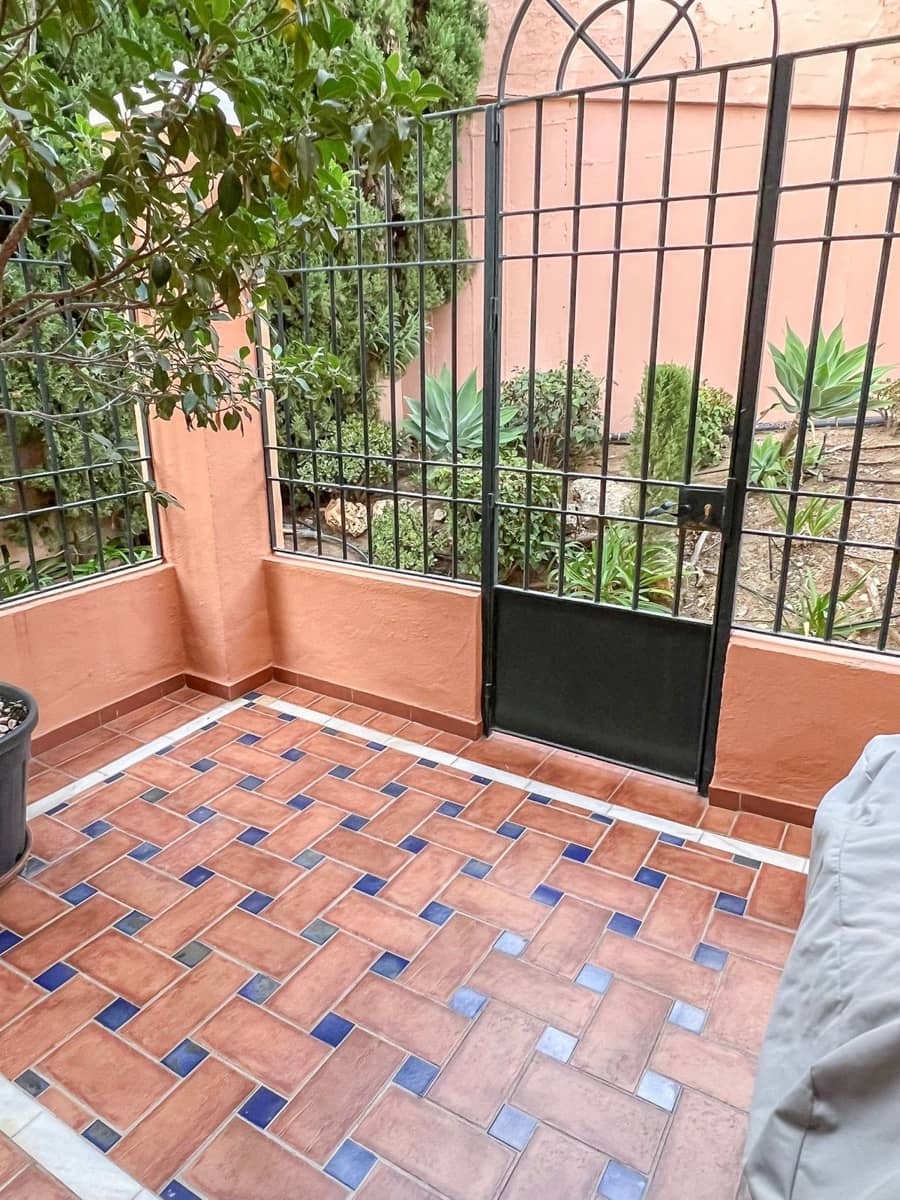 4 soveværelse Byhus til salg i Nueva Andalucia med swimmingpool garage - € 950.000 (Ref: 7989343)