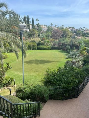 4 makuuhuone Omakotitalo myytävänä paikassa Nueva Andalucia, Marbella mukana uima-altaan 
autotalli - 950 000 € (Ref: 7989343)