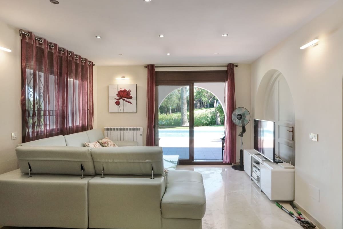 5 quarto Moradia para venda em La Atalaya com piscina garagem - 1 399 900 € (Ref: 7989395)