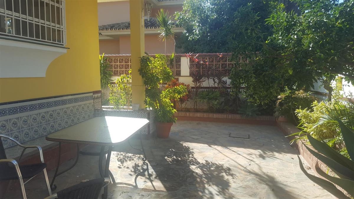 6 Zimmer Villa zu verkaufen in Mijas Costa mit Pool Garage - 850.000 € (Ref: 8017928)