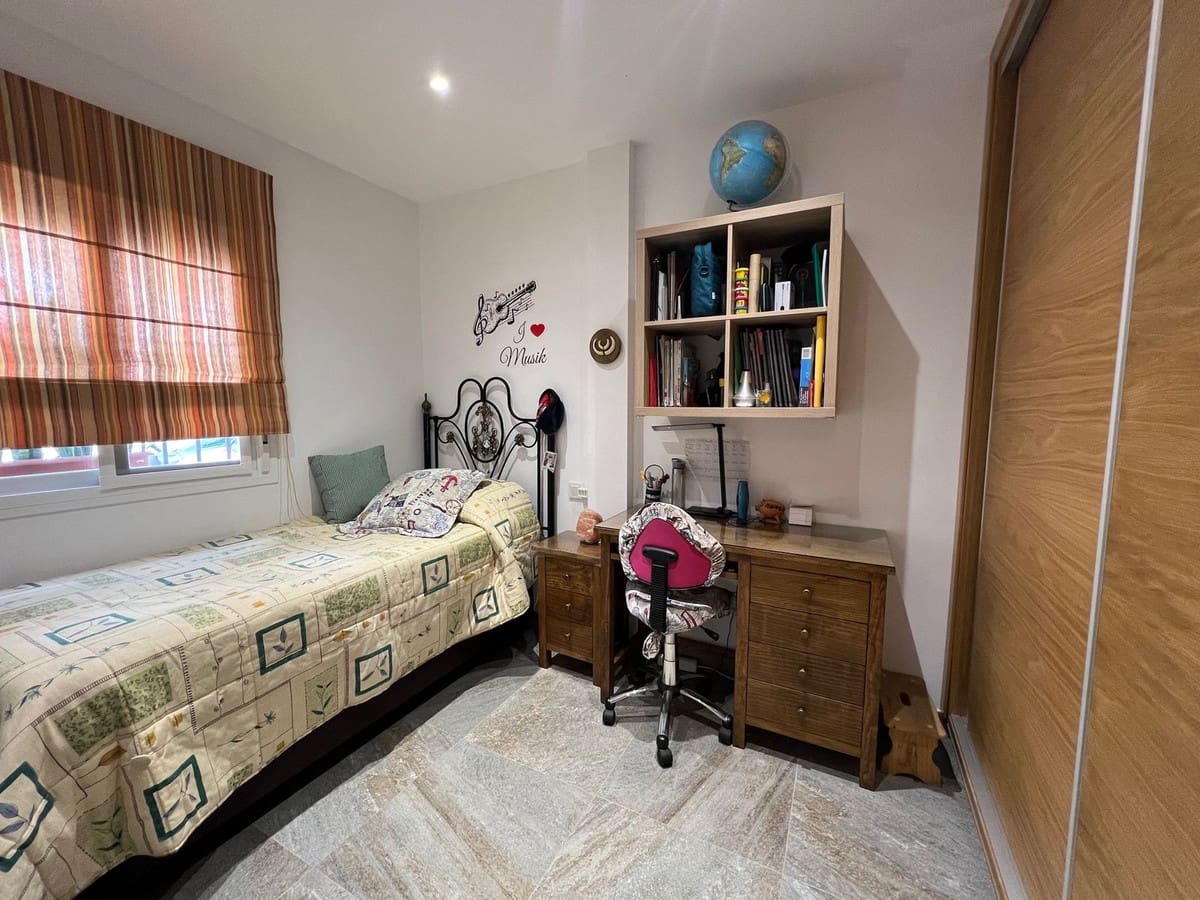 4 bedroom Townhouse for sale in Estepona with garage - € 660,000 (Ref: 8041316)