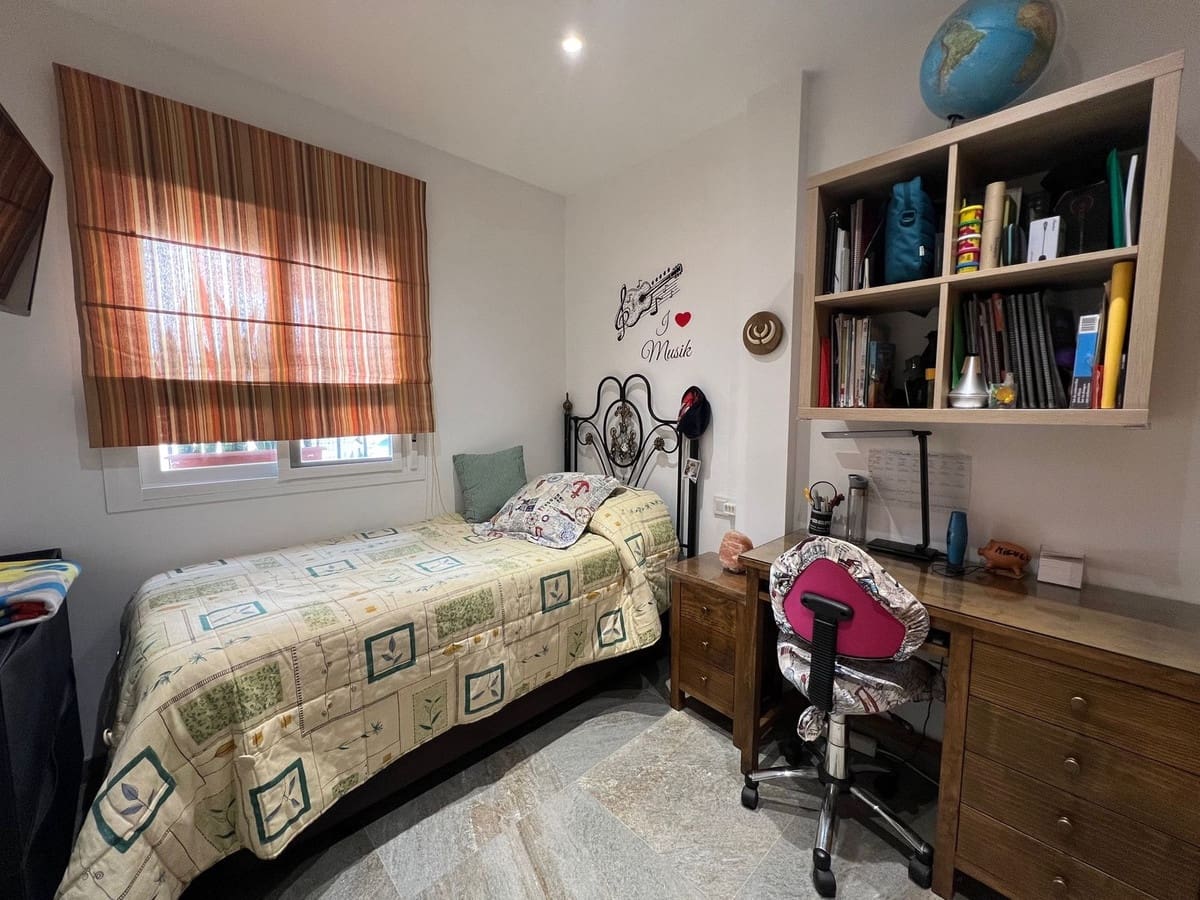 4 bedroom Townhouse for sale in Estepona with garage - € 660,000 (Ref: 8041316)