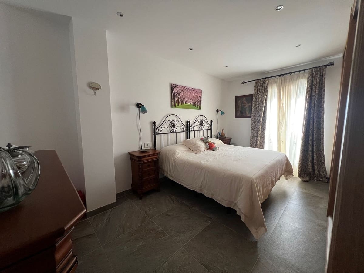 4 bedroom Townhouse for sale in Estepona with garage - € 660,000 (Ref: 8041316)