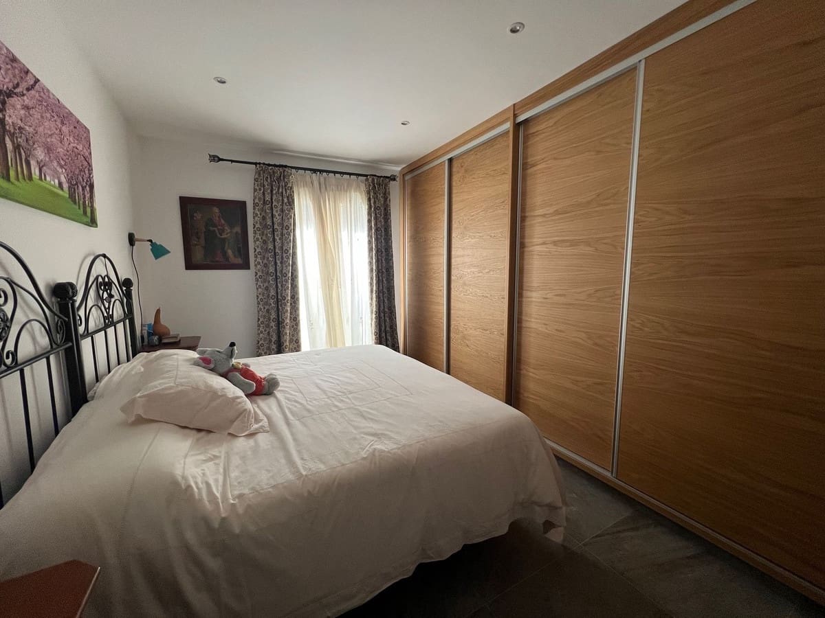 4 bedroom Townhouse for sale in Estepona with garage - € 660,000 (Ref: 8041316)