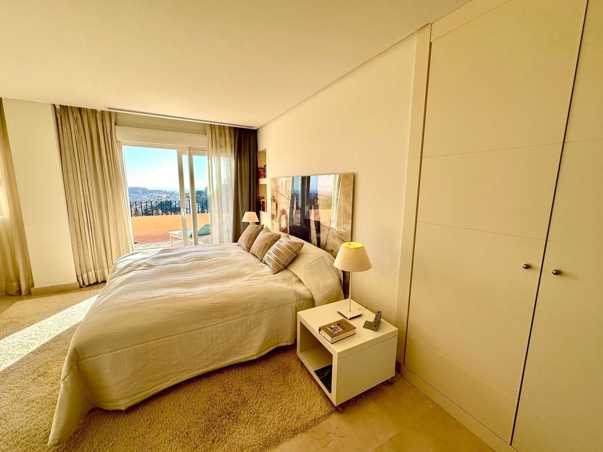 2 quarto Penthouse para venda em Nueva Andalucia com piscina garagem - 850 000 € (Ref: 8118202)