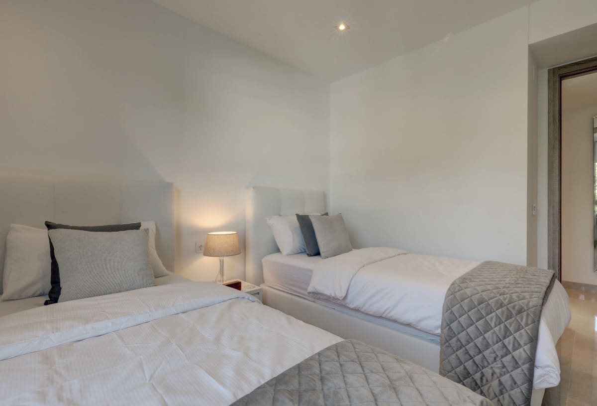 3 bedroom Penthouse for sale in Nueva Andalucia with pool garage - € 1,195,000 (Ref: 8122931)