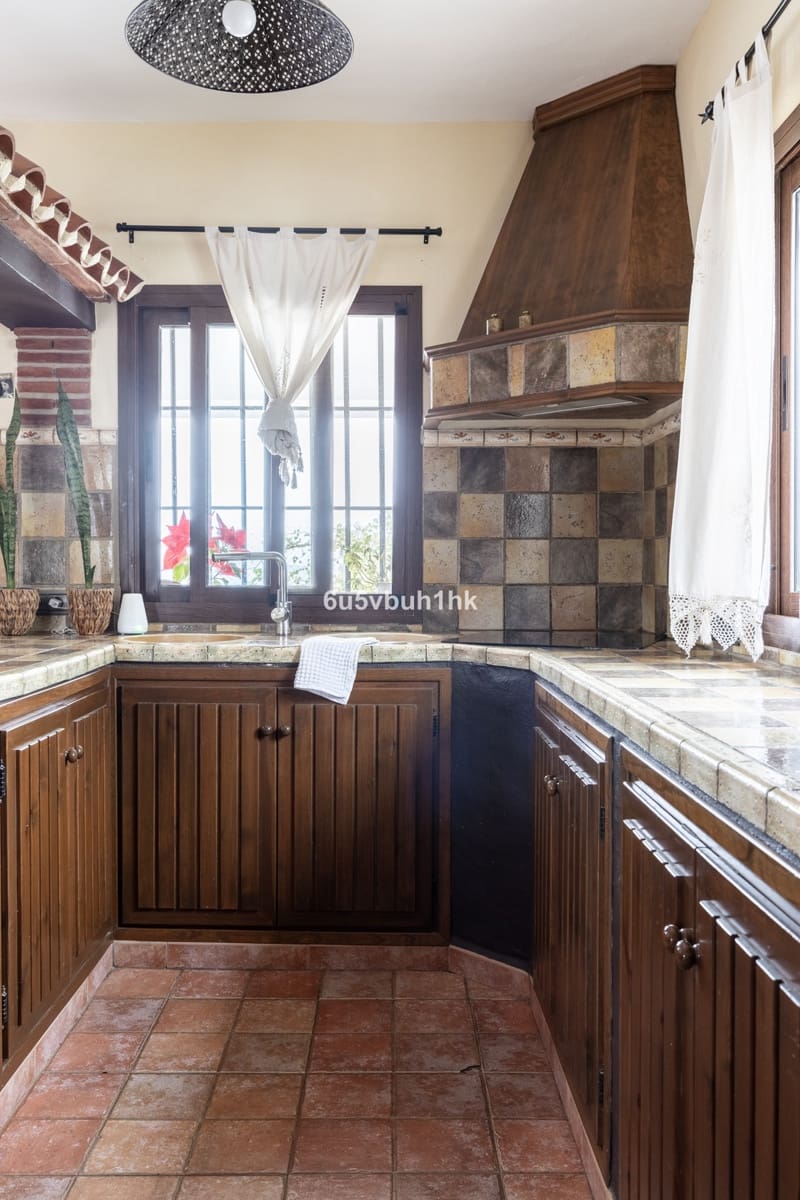 4 soveværelse Villa til salg i Mijas med swimmingpool garage - € 550.000 (Ref: 8125087)