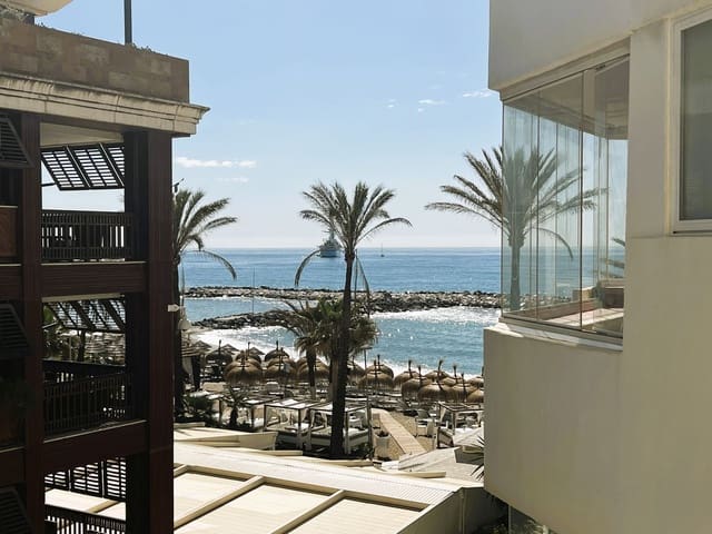 2 soveværelse Lejlighed til salg i Puerto Banus, Marbella med swimmingpool garage - € 950.000 (Ref: 8132607)