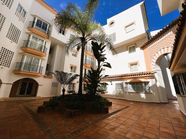 2 soveværelse Lejlighed til salg i Puerto Banus, Marbella med swimmingpool garage - € 950.000 (Ref: 8132607)