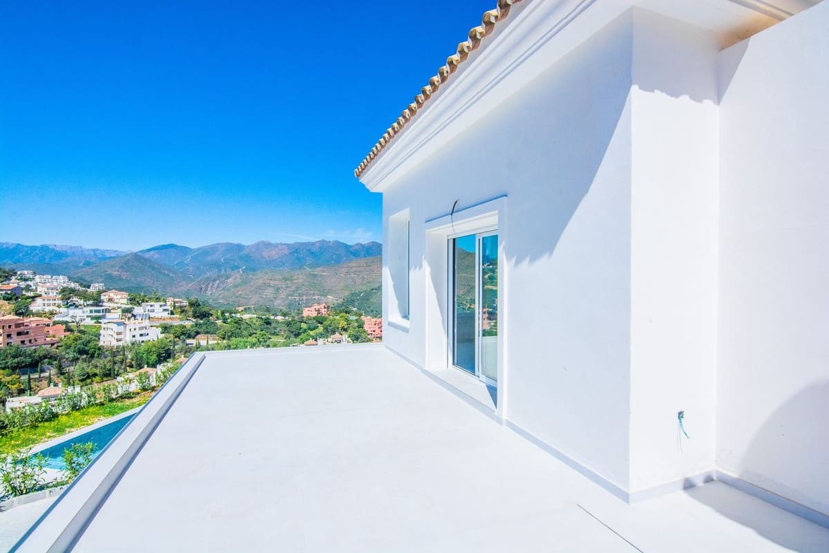 4 bedroom Villa for sale in Marbella with pool garage - € 2,400,000 (Ref: 8155724)