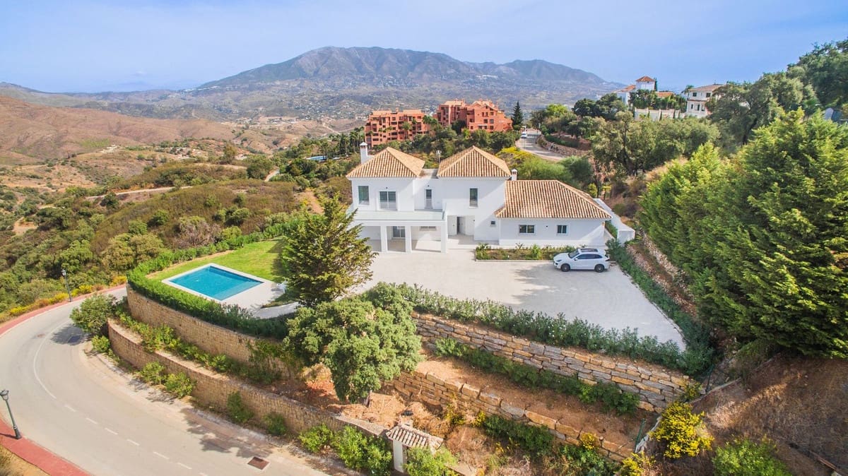 4 bedroom Villa for sale in Marbella with pool garage - € 2,400,000 (Ref: 8155724)