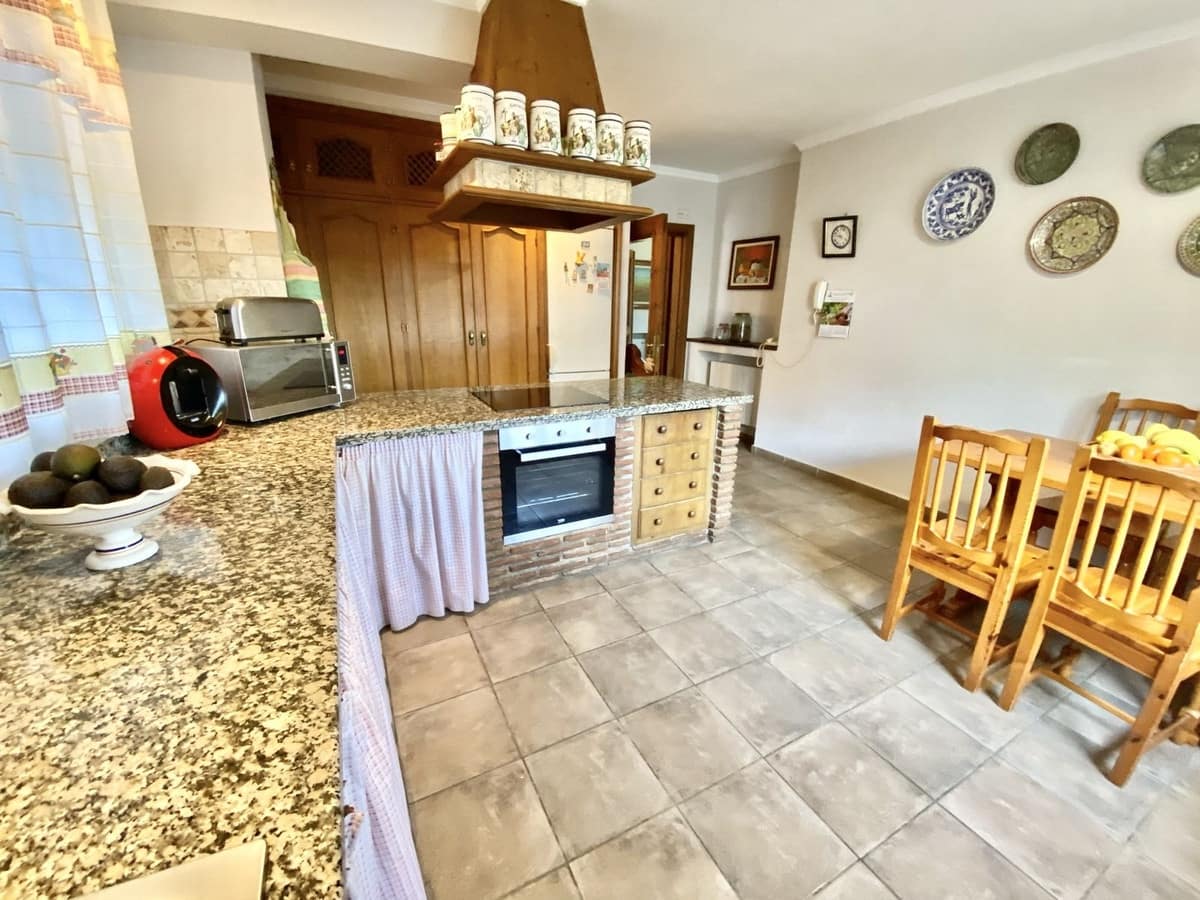 4 quarto Moradia para venda em Benahavis com piscina garagem - 950 000 € (Ref: 8258047)