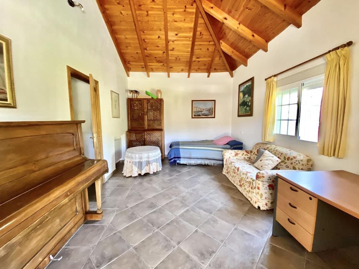 4 quarto Moradia para venda em Benahavis com piscina garagem - 950 000 € (Ref: 8258047)