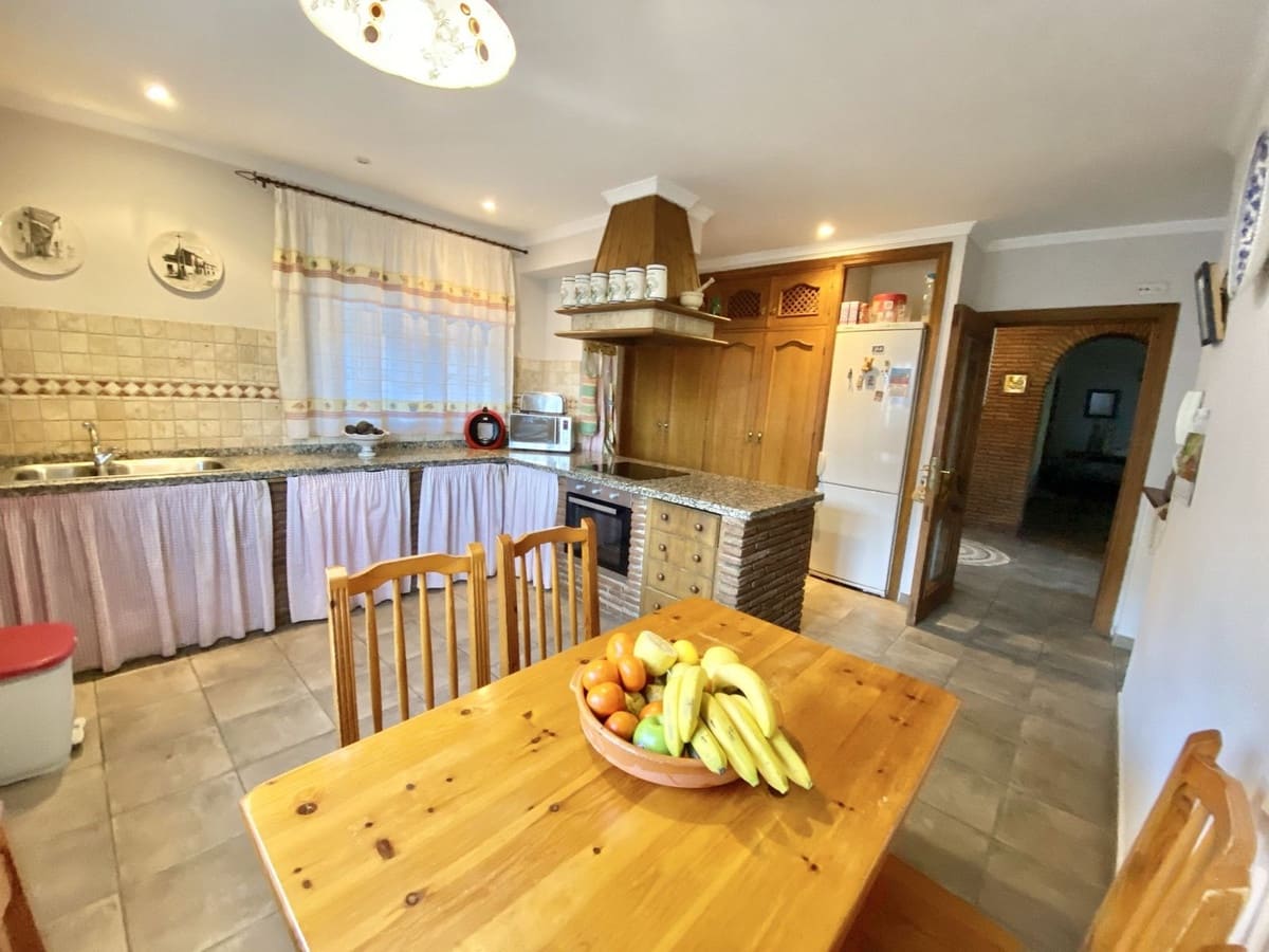 4 quarto Moradia para venda em Benahavis com piscina garagem - 950 000 € (Ref: 8258047)