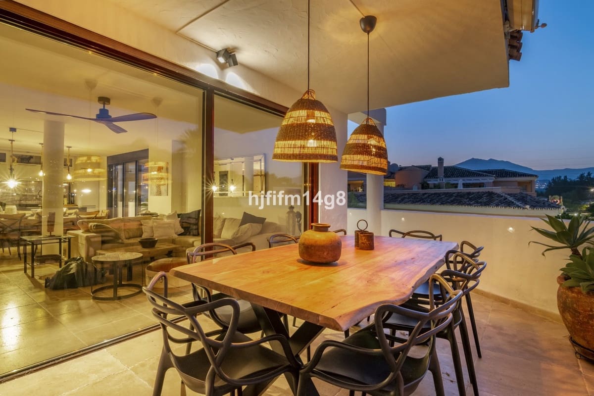 3 chambre Penthouse à vendre à Nueva Andalucia avec piscine garage - 1 195 000 € (Ref: 8306611)