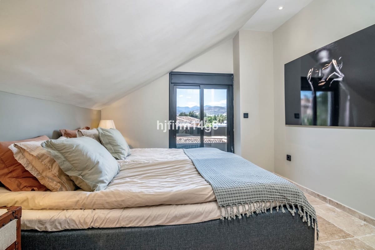 3 chambre Penthouse à vendre à Nueva Andalucia avec piscine garage - 1 195 000 € (Ref: 8306611)