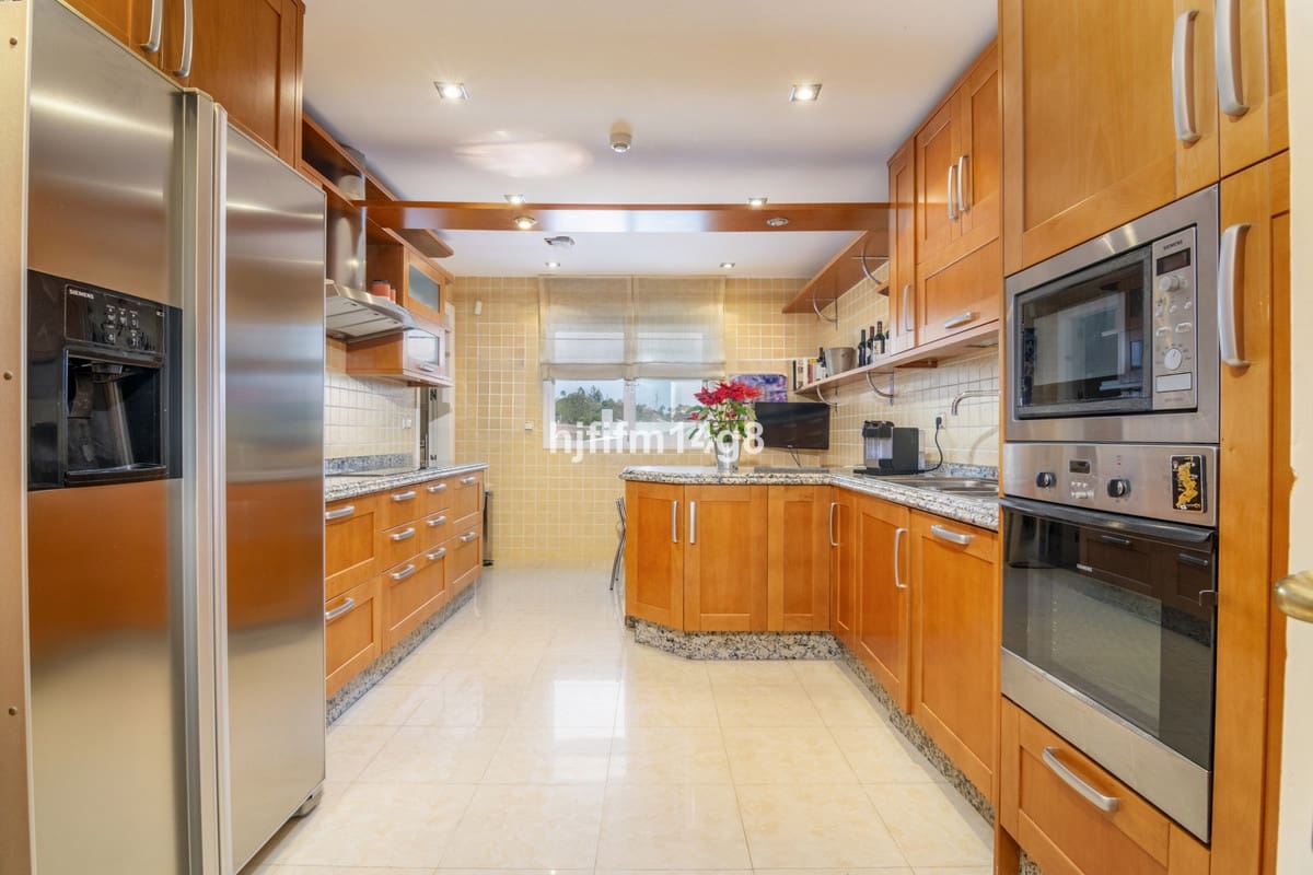 3 bedroom Apartment for sale in Golden Mile with pool garage - € 1,650,000 (Ref: 8307712)