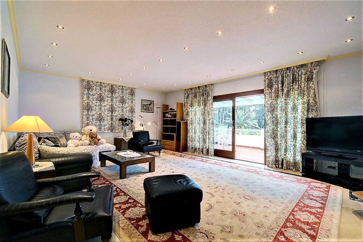 5 makuuhuone Huvila myytävänä paikassa Marbella mukana uima-altaan 
autotalli - 2 400 000 € (Ref: 8315335)