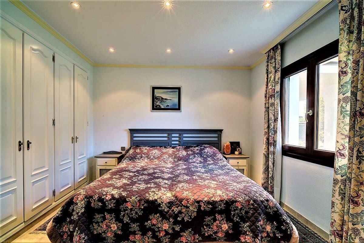 5 makuuhuone Huvila myytävänä paikassa Marbella mukana uima-altaan 
autotalli - 2 400 000 € (Ref: 8315335)