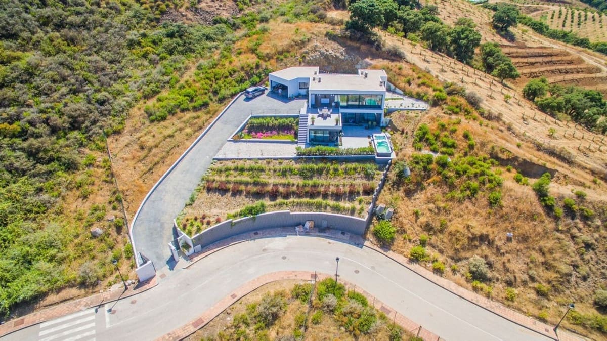 4 bedroom Villa for sale in La Cala de Mijas with pool garage - € 1,300,000 (Ref: 8342402)