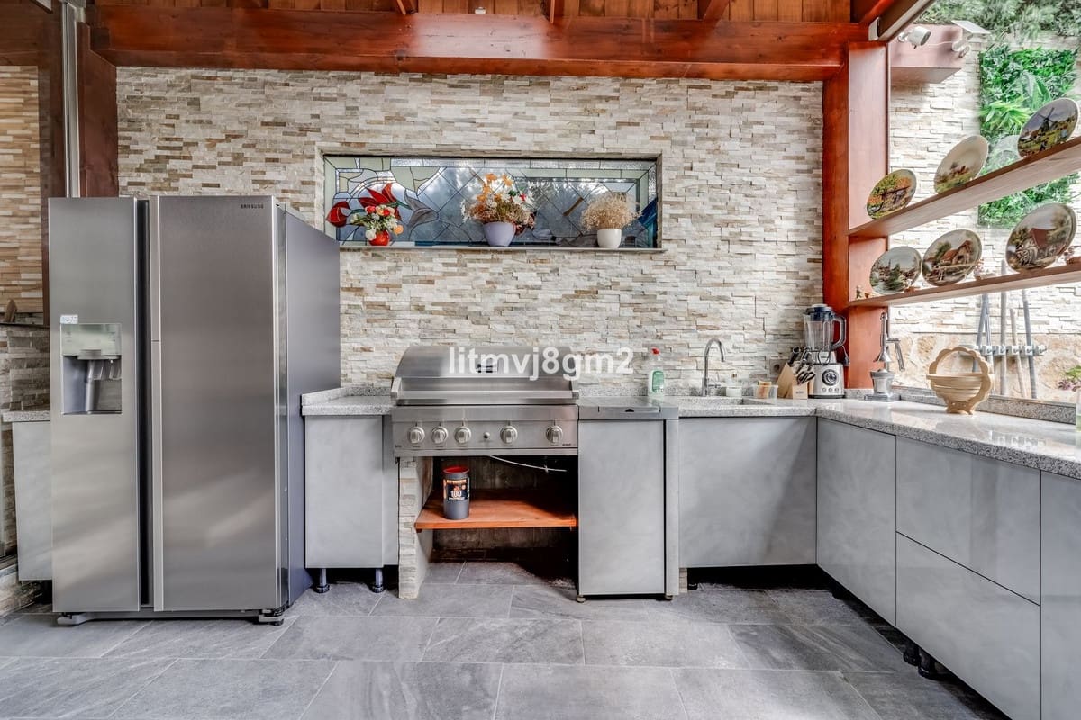 4 soveværelse Villa til salg i Marbella med swimmingpool garage - € 1.350.000 (Ref: 8408704)