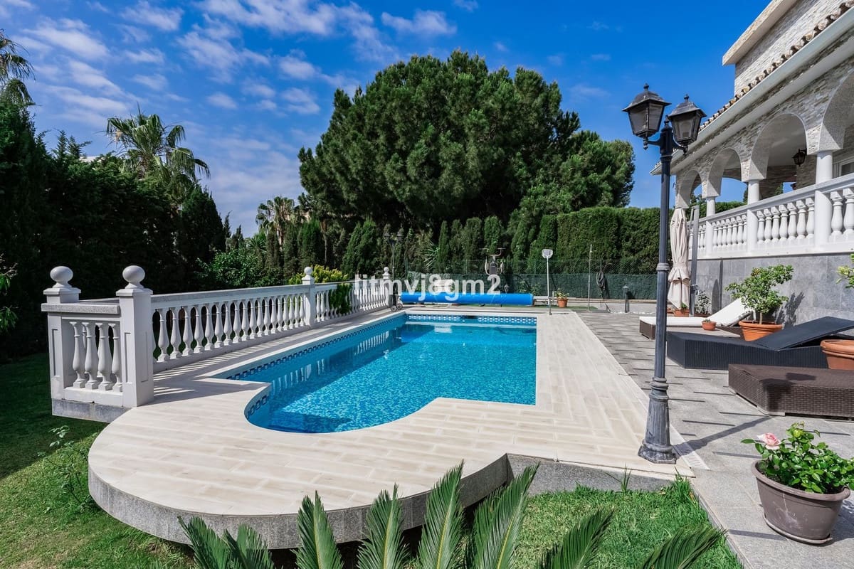 4 soveværelse Villa til salg i Marbella med swimmingpool garage - € 1.350.000 (Ref: 8408704)