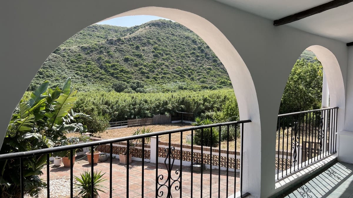 3 soveværelse Finca/Landehus til salg i Manilva med swimmingpool garage - € 675.000 (Ref: 8418557)