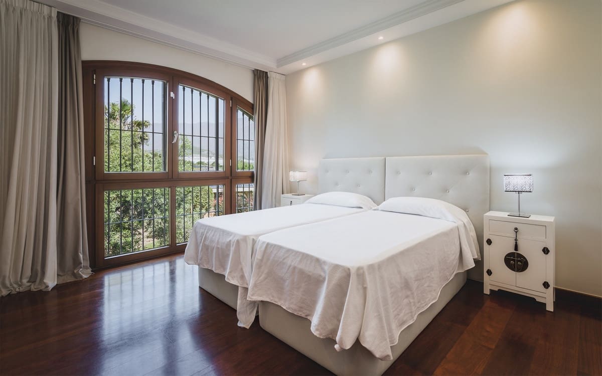 7 quarto Moradia para venda em Estepona com piscina garagem - 2 900 000 € (Ref: 8428086)