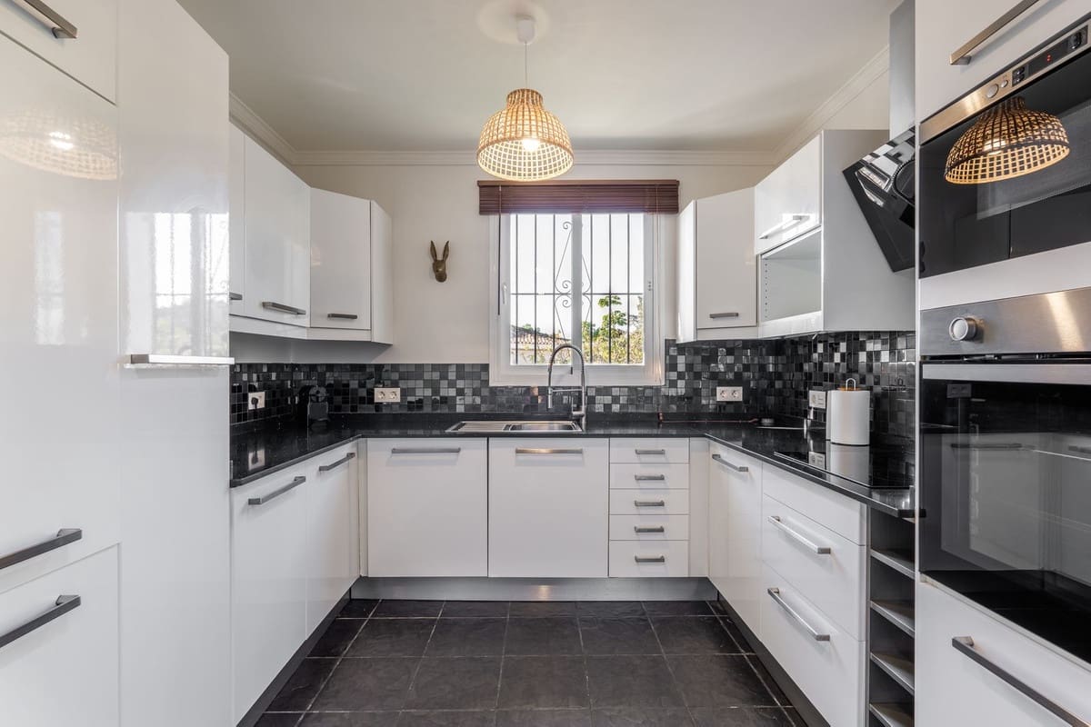 3 chambre Villa/Maison à vendre à Estepona avec piscine garage - 799 000 € (Ref: 8494474)