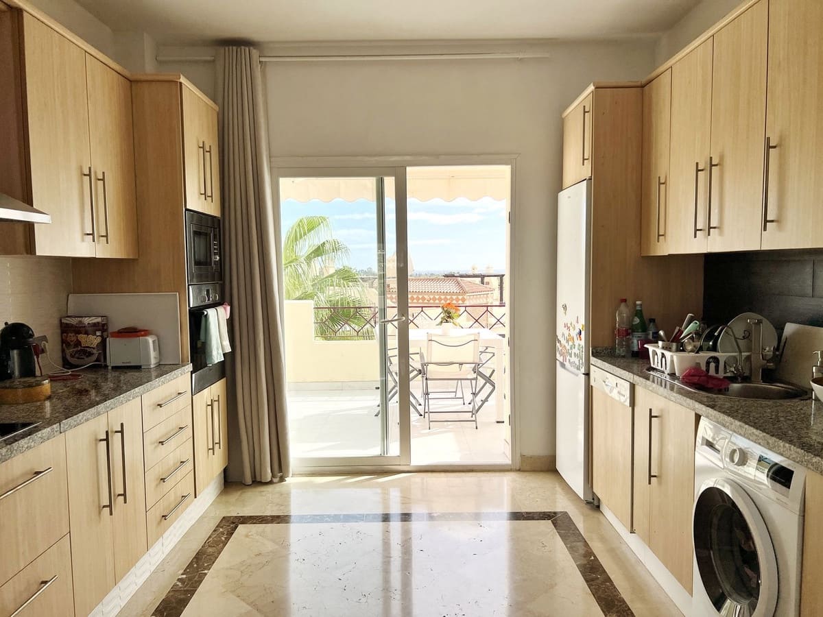 3 bedroom Penthouse for sale in Estepona with pool garage - € 595,000 (Ref: 8501242)
