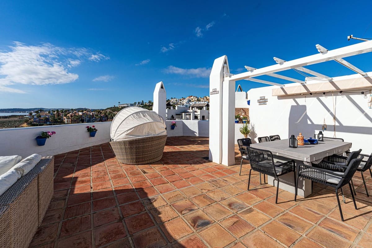 3 bedroom Penthouse for sale in Bahia de Casares with pool garage - € 795,000 (Ref: 8527391)