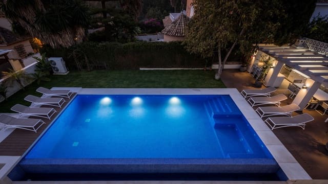 5 soveværelse Villa til salg i Río Real, Marbella med swimmingpool garage - € 1.800.000 (Ref: 8539304)