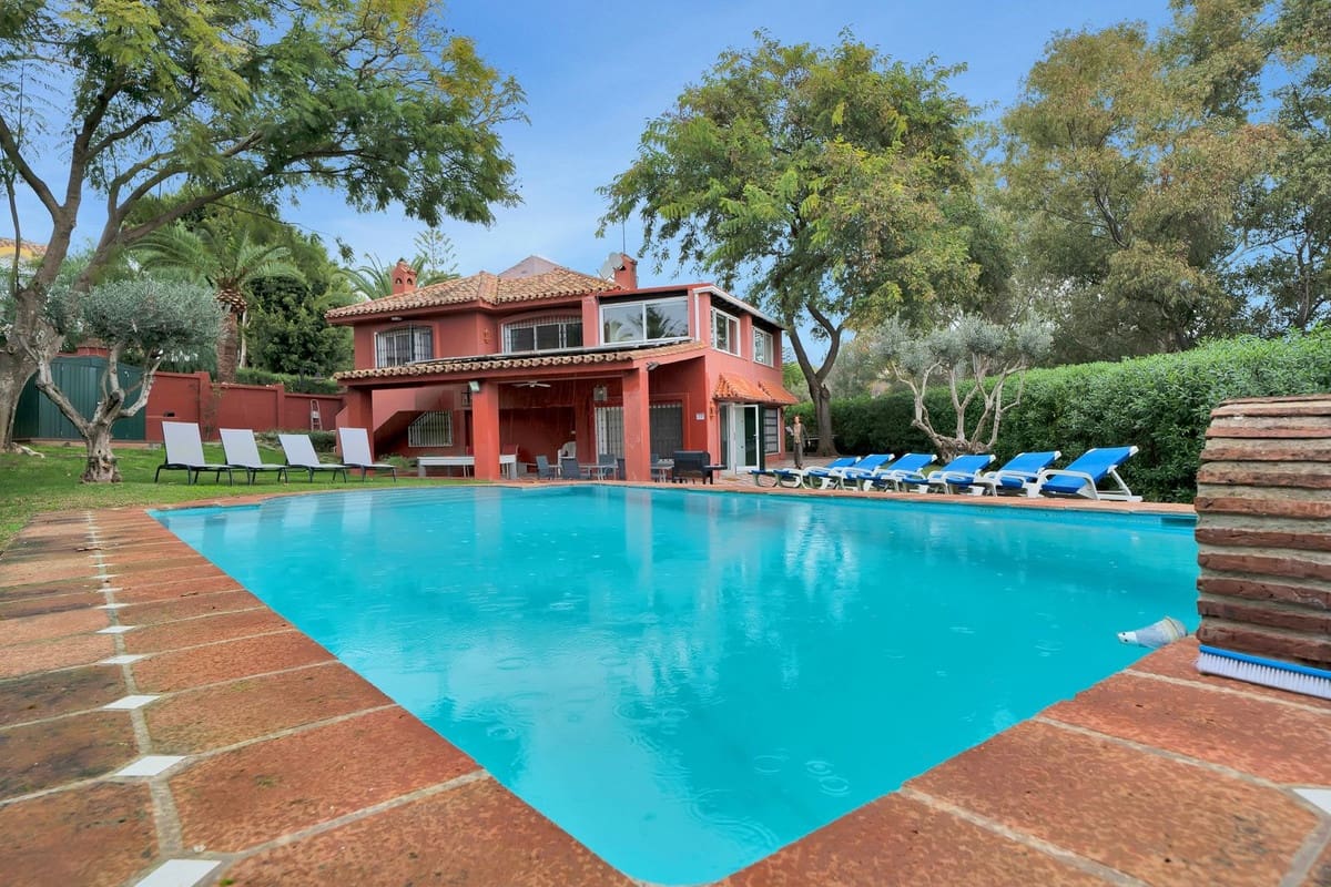 6 bedroom Villa for sale in Elviria with pool garage - € 1,200,000 (Ref: 8596532)