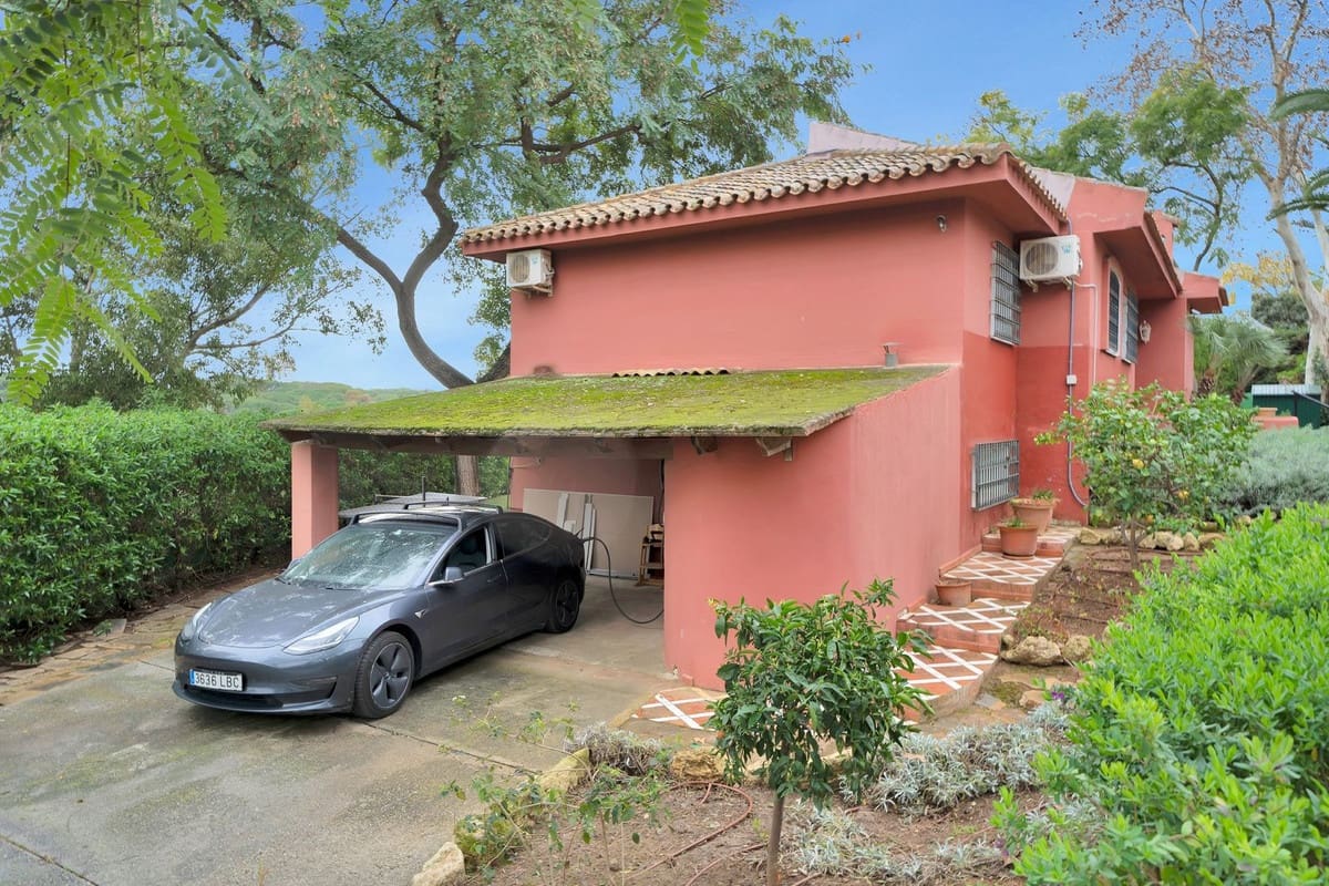 6 bedroom Villa for sale in Elviria with pool garage - € 1,200,000 (Ref: 8596532)