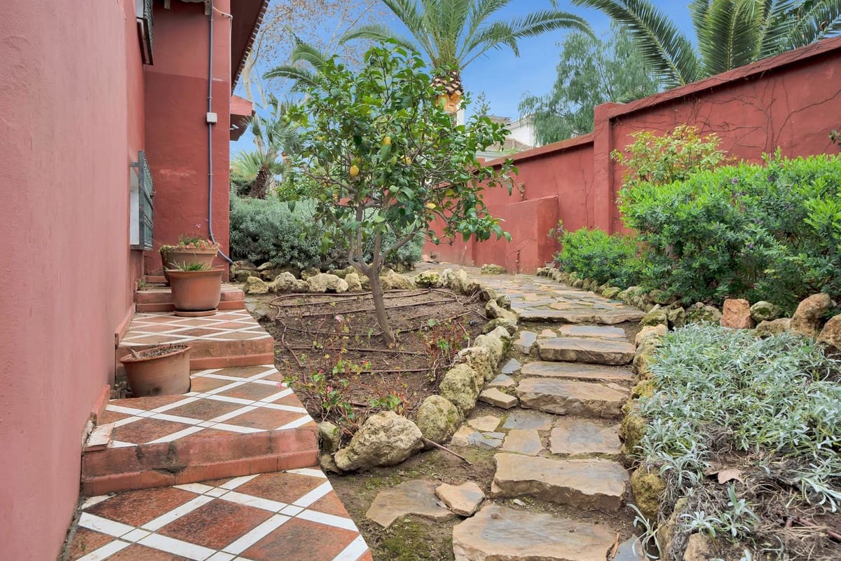 6 bedroom Villa for sale in Elviria with pool garage - € 1,200,000 (Ref: 8596532)