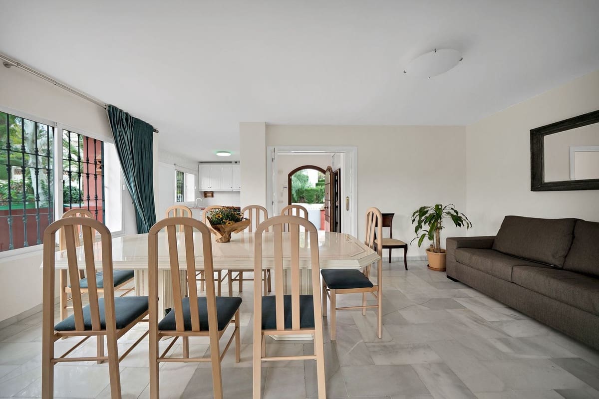 6 bedroom Villa for sale in Elviria with pool garage - € 1,200,000 (Ref: 8596532)