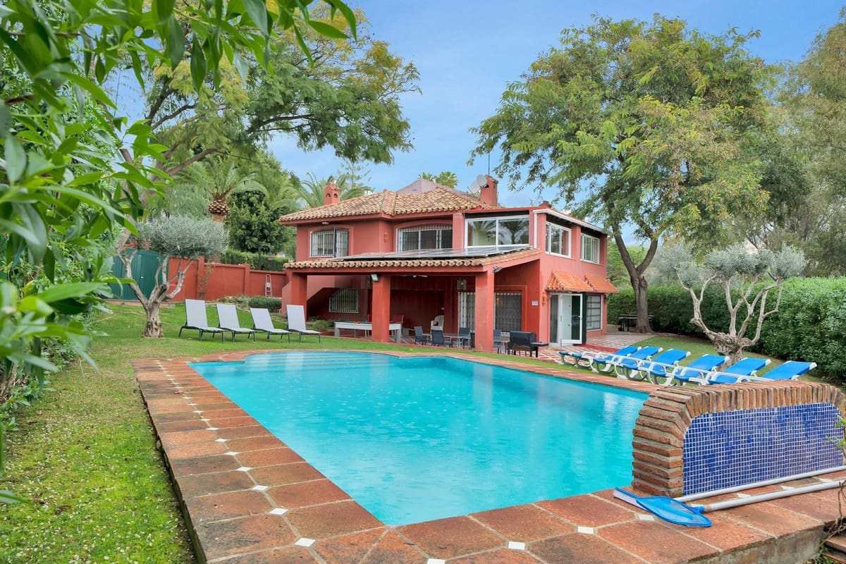 6 bedroom Villa for sale in Elviria with pool garage - € 1,200,000 (Ref: 8596532)