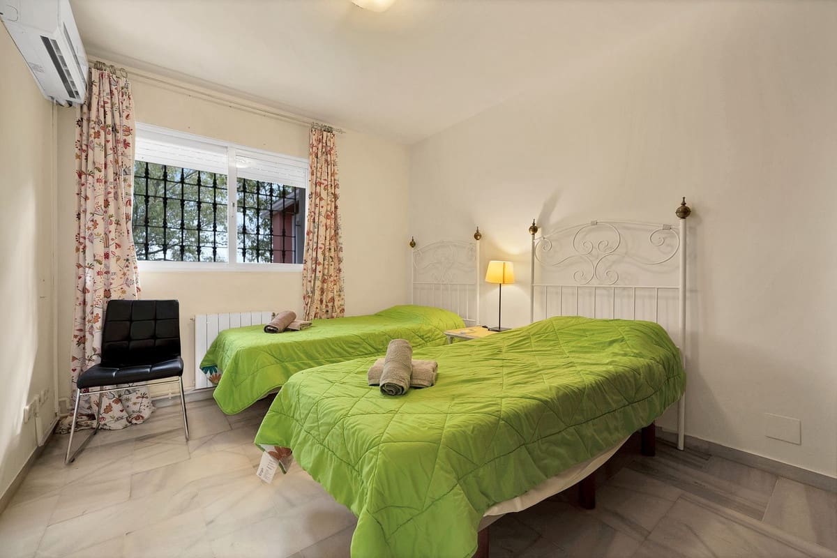 6 bedroom Villa for sale in Elviria with pool garage - € 1,200,000 (Ref: 8596532)